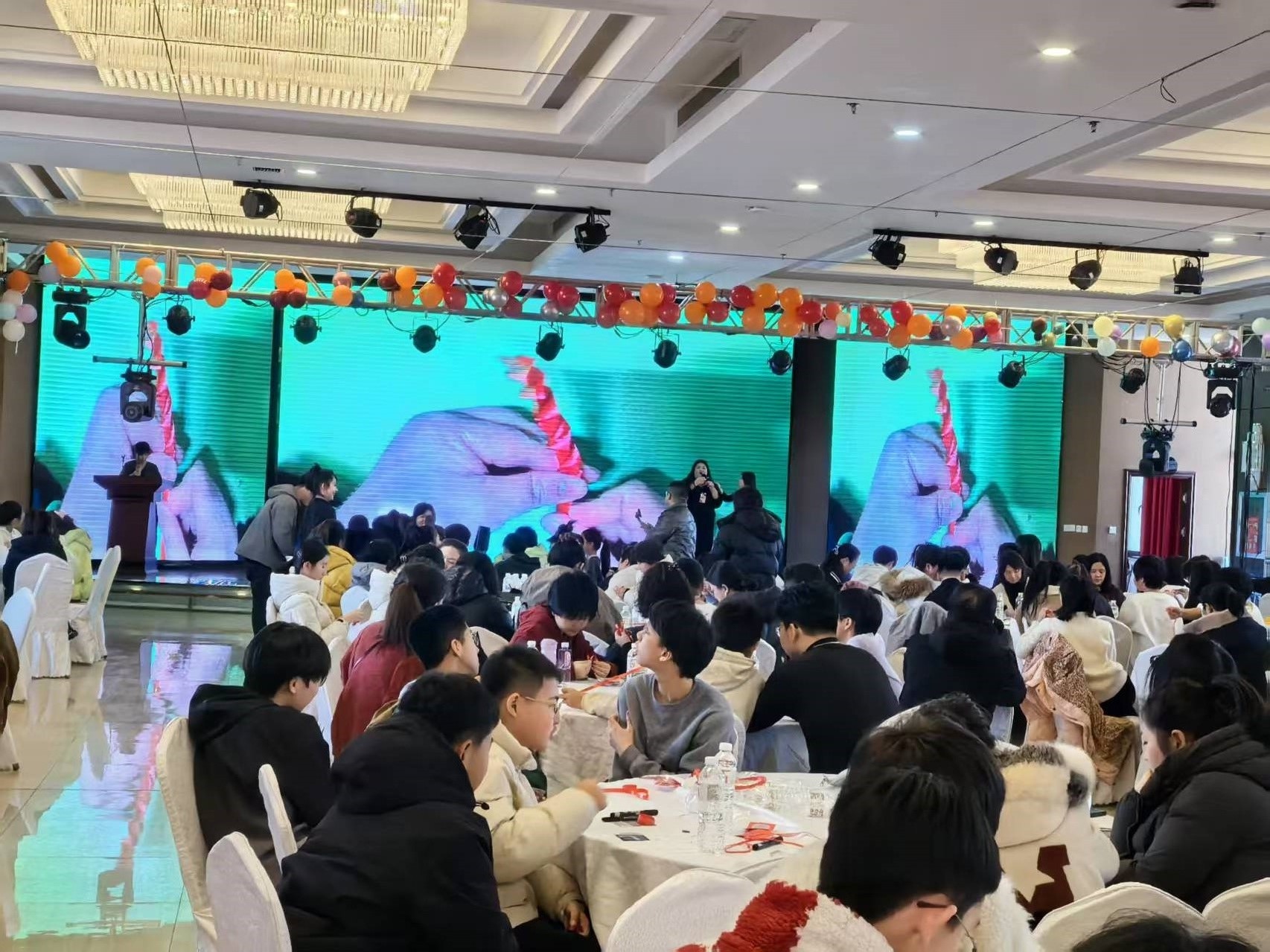 彩绸绽爱玫瑰予亲